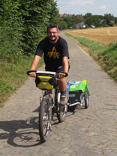 Markus Brix zieht souverän den Begleitwagen mit Info-Material, selbst auf historischem Straßenbelag zwischen Werlaburgdorf und Schladen