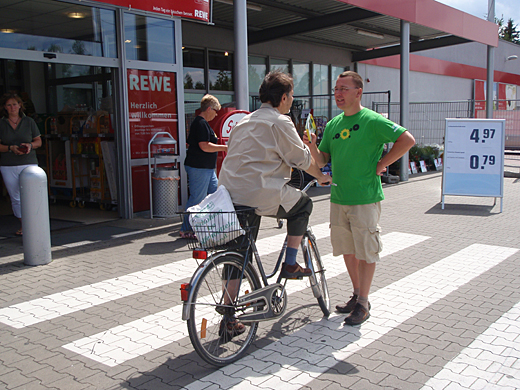 Im Gespräch vor dem Rewe in Schladen