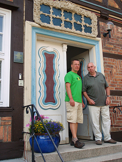 Vor dem Heimatmuseum in Hornburg mit Herrn Meier, einem der langjährigen ehrenamtlichen Aufsichtspersonen