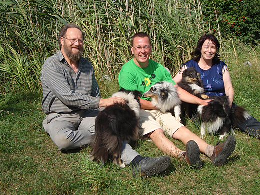 Heike und Erhard Dette inmitten einiger Shelties aus ihrer Zucht